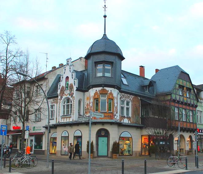 Ein Gebäude mit einem Turm darauf steht an der Ecke einer Straße