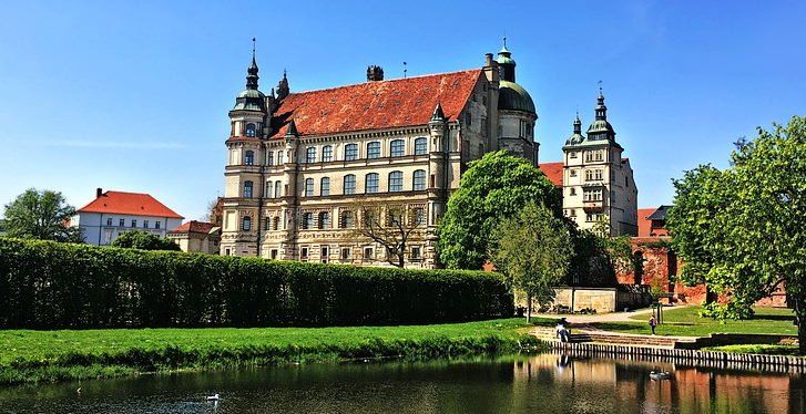 pixabay, lizenzfrei Ein großes Schloss mit einem Teich davor.