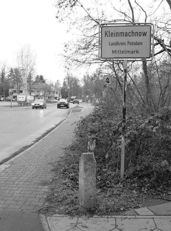 Ein Schwarzweißfoto einer Straße mit einem Schild mit der Aufschrift „Kleinmachnow“