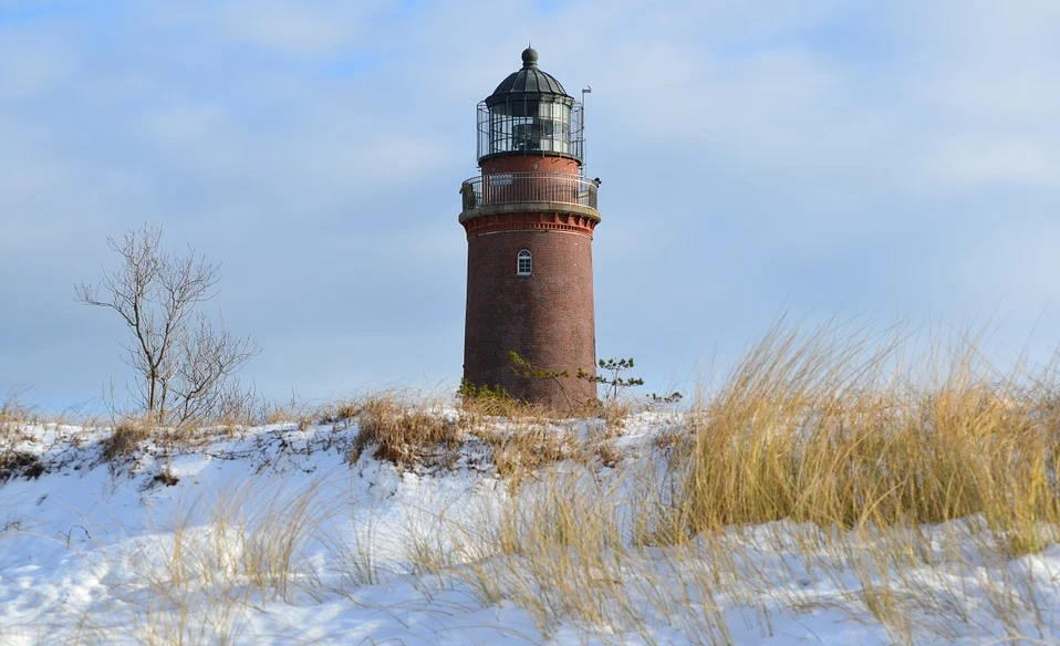 pixabay, lizenzfrei Auf der Spitze eines schneebedeckten Hügels steht ein Leuchtturm.