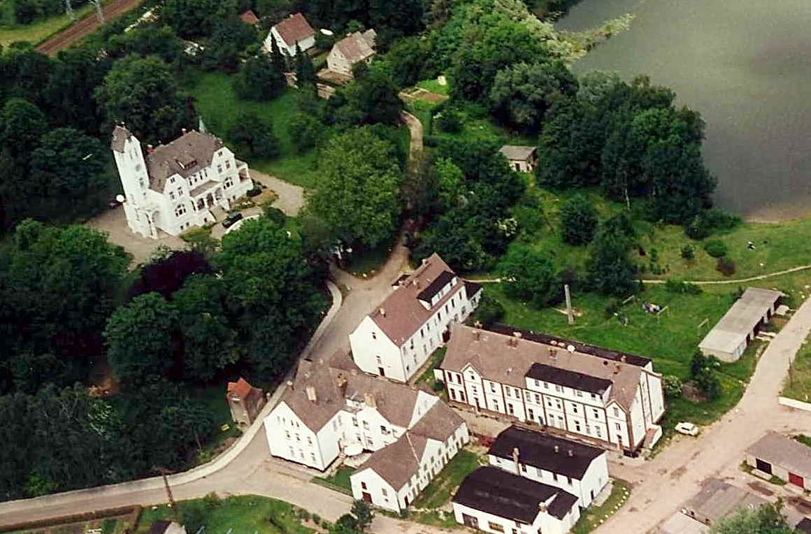 eigene Aufnahme, lizenzfrei Eine Luftaufnahme einer kleinen Stadt mit einem See im Hintergrund