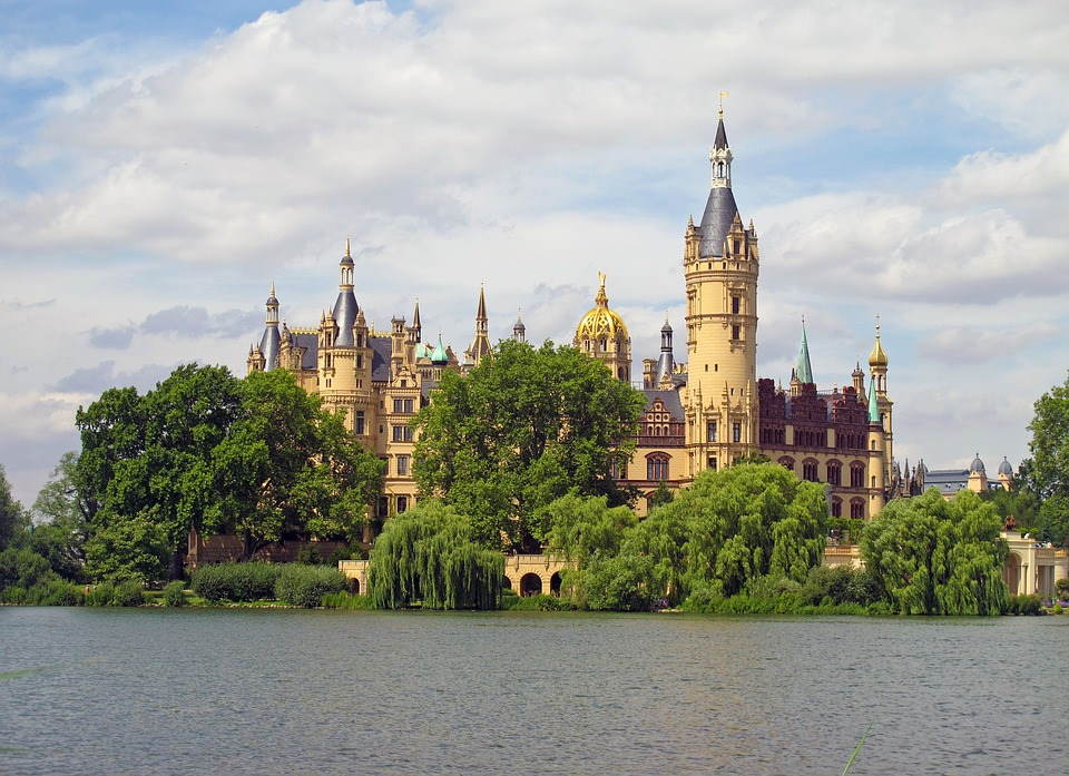 pixabay, lizenzfrei Eine große Burg liegt am Ufer eines Sees