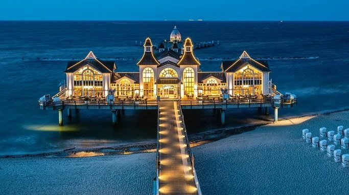 pixabay, lizenzfrei Eine Luftaufnahme eines Piers mit Blick auf das Meer bei Nacht.