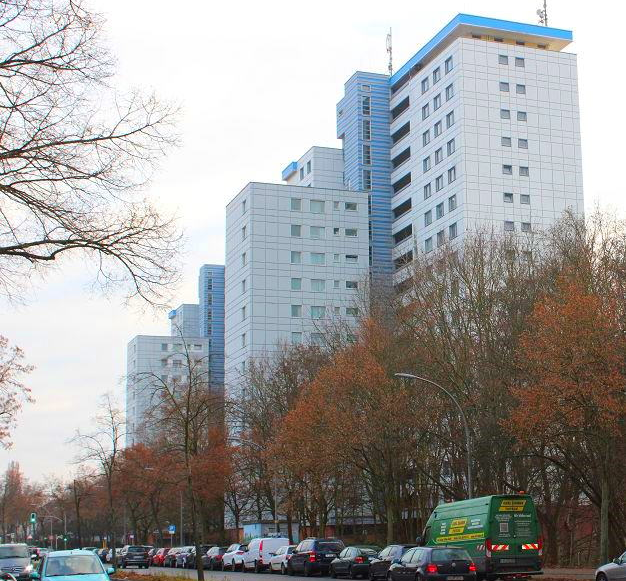 eigenes Bild, lizenzfrei Eine Reihe hoher Gebäude mit davor geparkten Autos