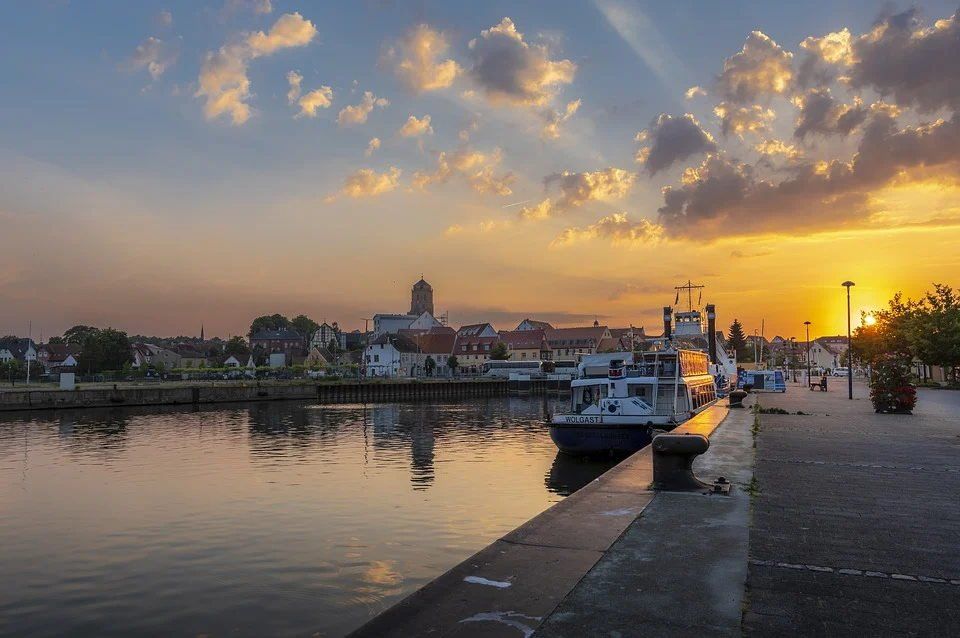 pixabay, lizenzfrei Ein Boot liegt bei Sonnenuntergang in einem Hafen.