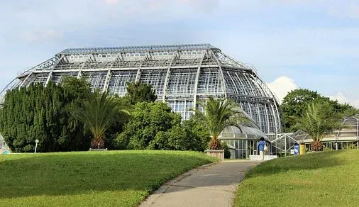pixabay, lizenzfrei Ein großes Gewächshaus ist von Bäumen und Gras in einem Park umgeben.