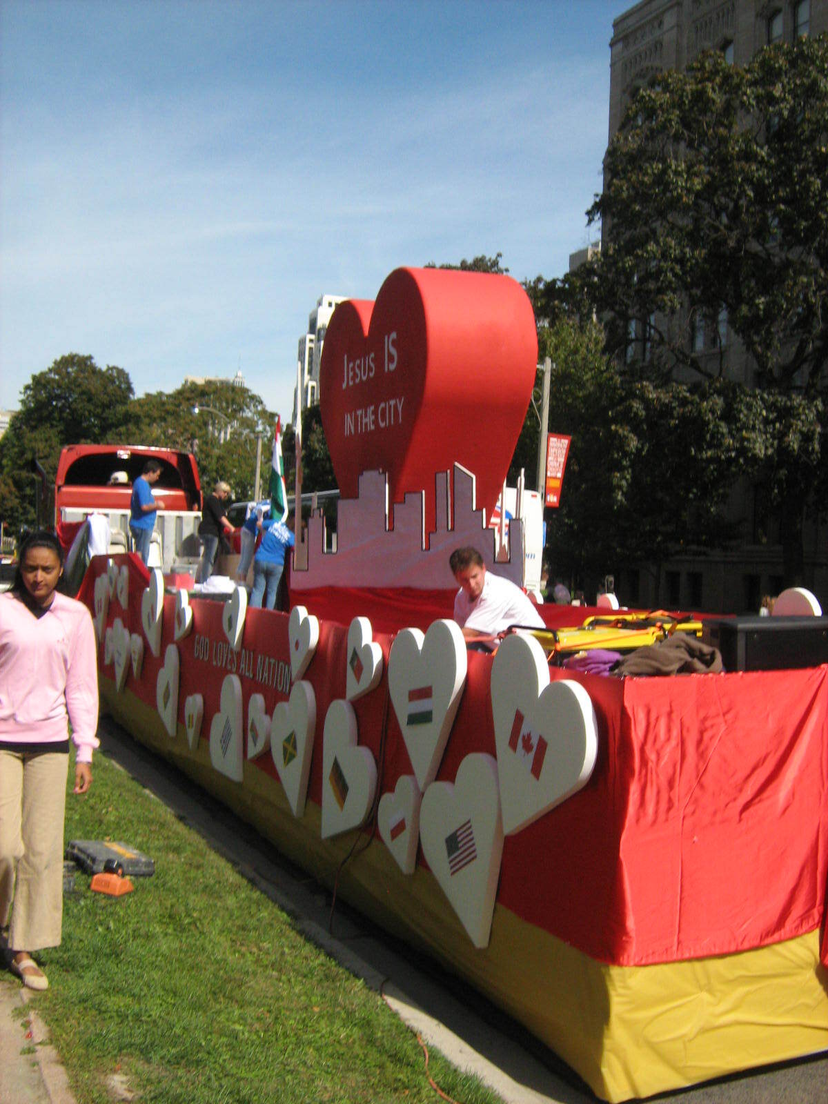 A float that says love is king city on it