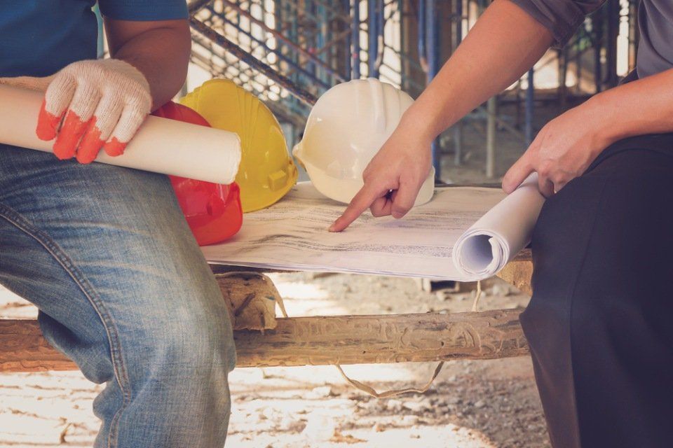 operai in cantiere durante una progettazione