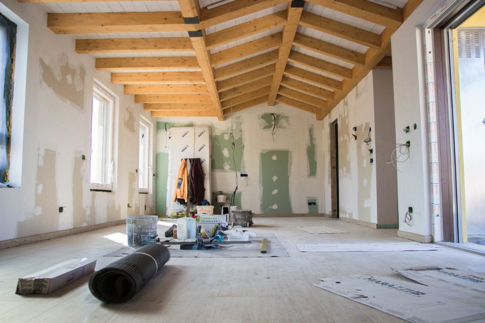 struttura in legno spiovente con travi a vista