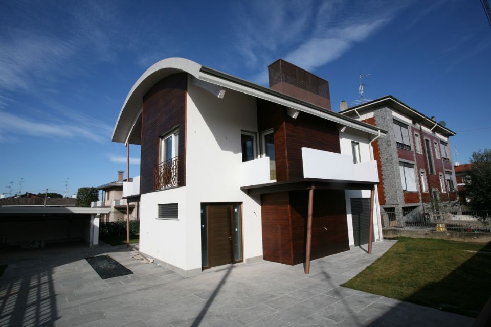 abitazione con dettagli in legno