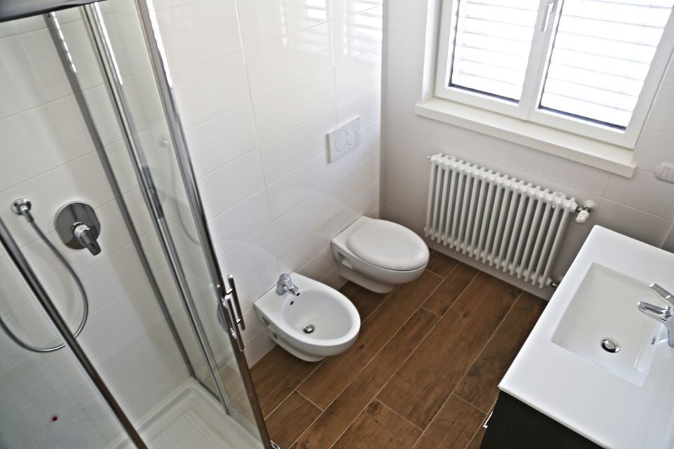 interno bagno con parquet
