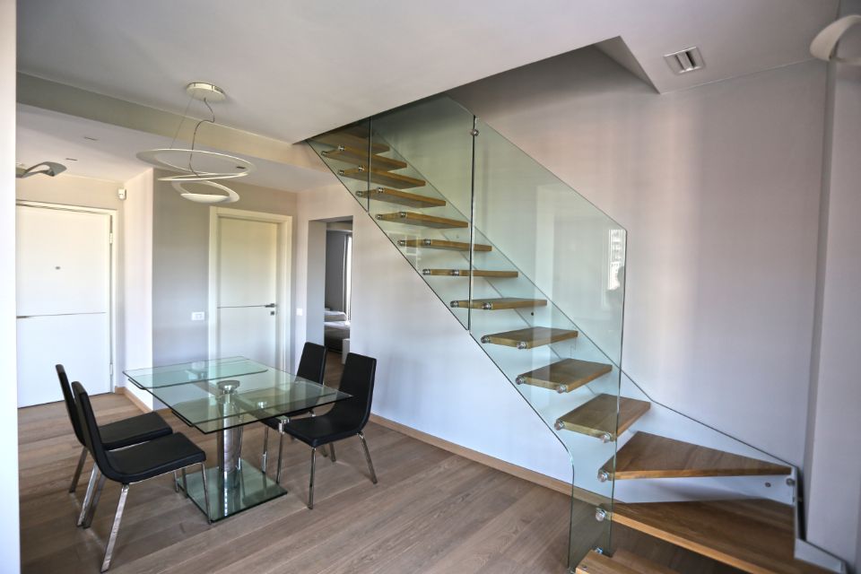 scalinata con gradini in legno