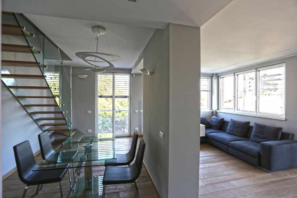 interno sala con parquet