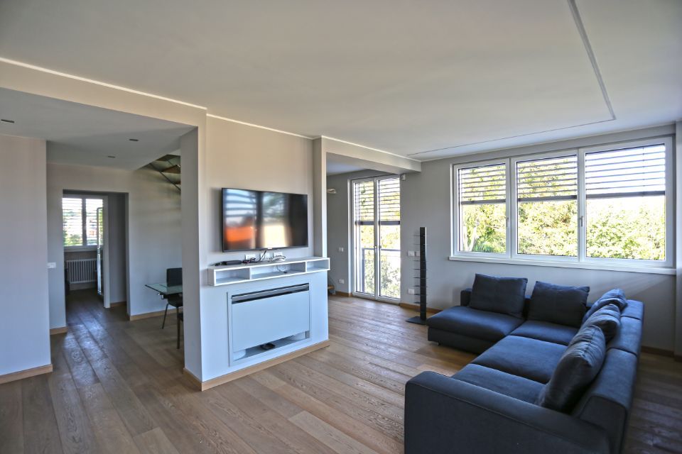 interno sala con parquet