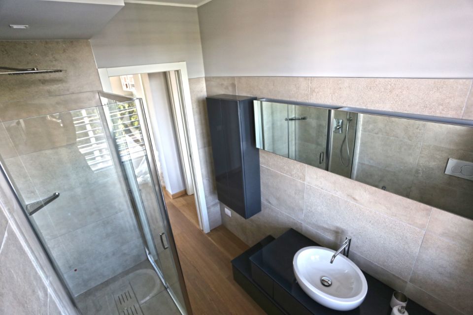 interno bagno con parquet
