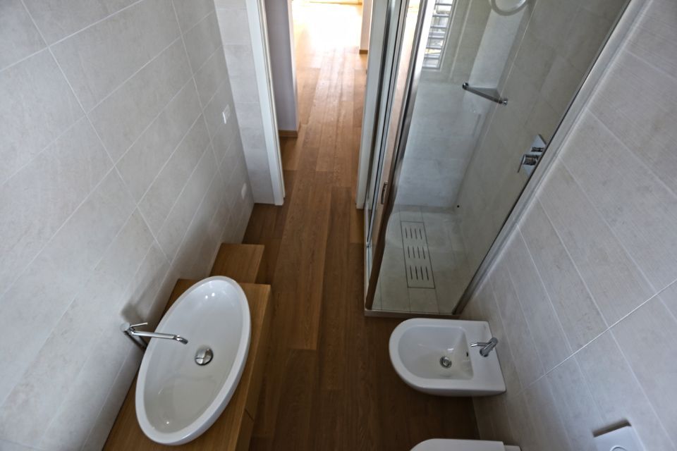 interno bagno con parquet