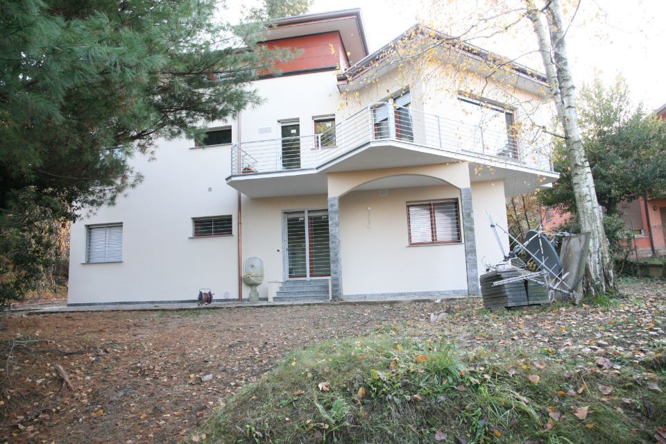 palazzina su due livelli con tetto in legno