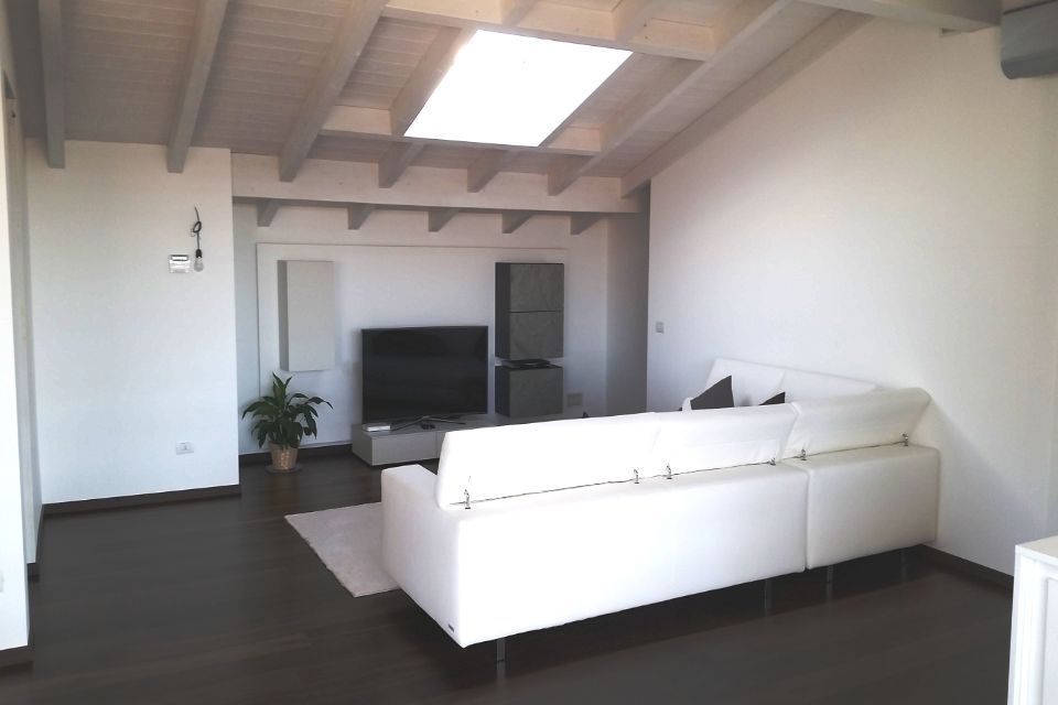 soggiorno con pavimento in legno