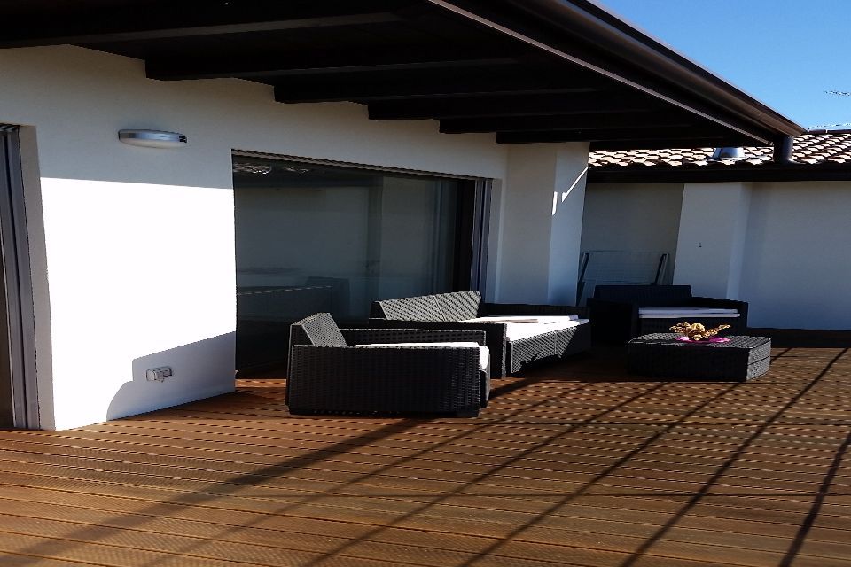 terrazzo con pavimento in legno