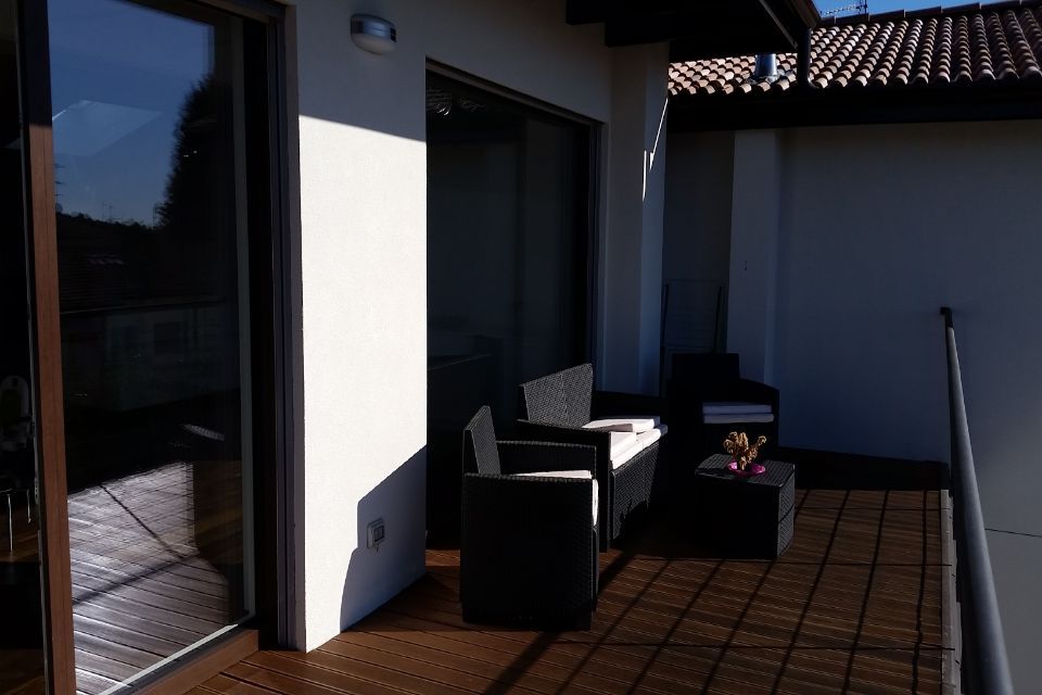 terrazza con pavimento in legno