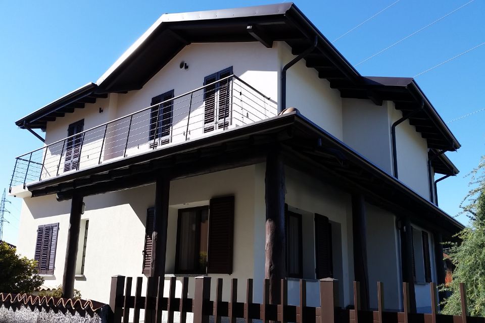 prospetto casa su due livelli con coperture in legno