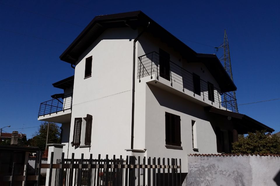 prospetto casa su due livelli con coperture in legno