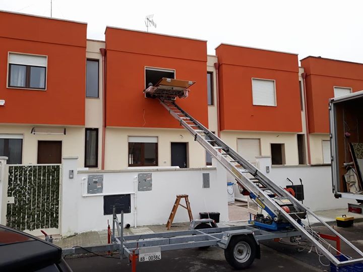 piattaforma davanti ad un edificio