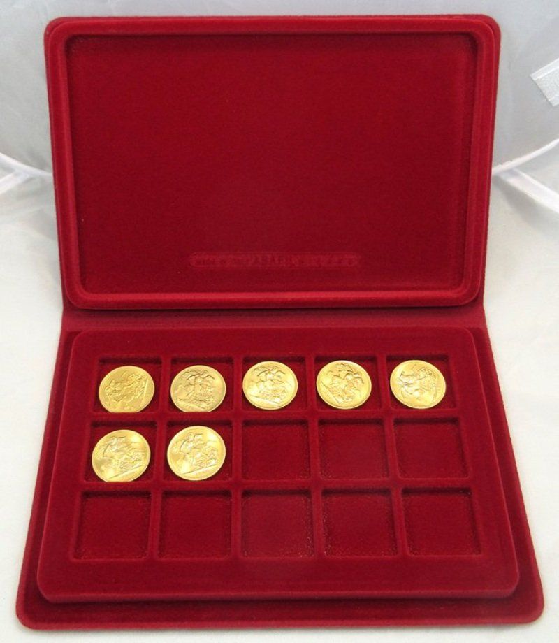 Monete antiche d'oro in espositore di velluto