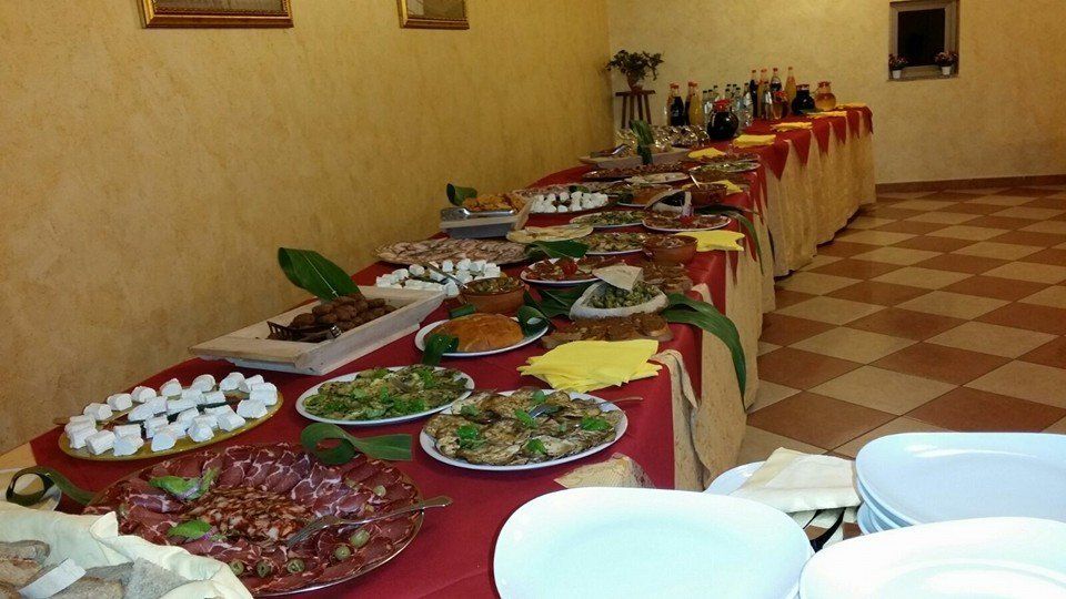 tavolo con piatti