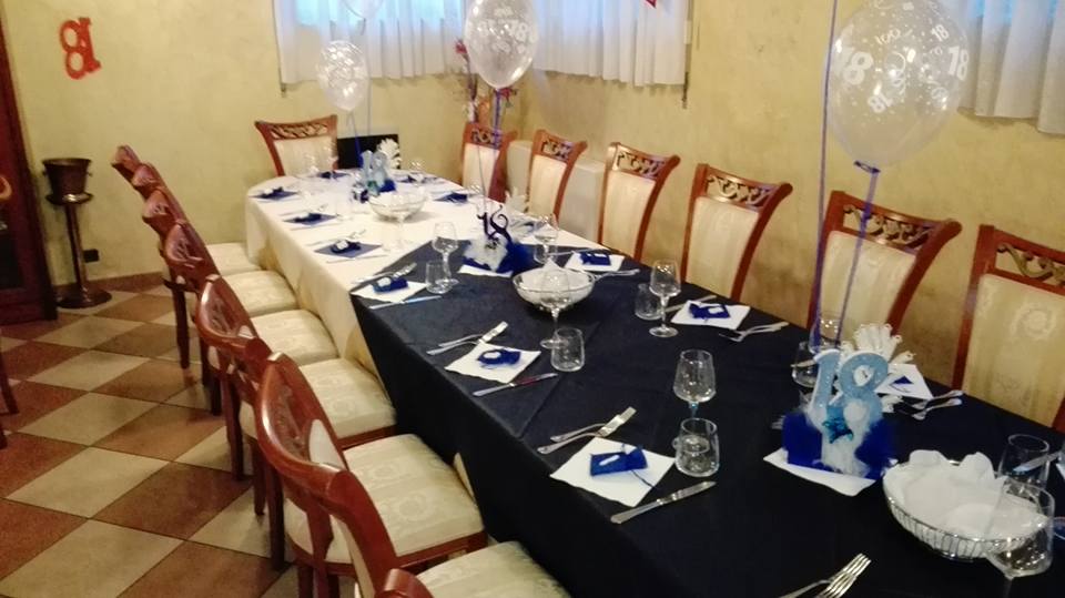 tavolo con addobbi blu e color crema
