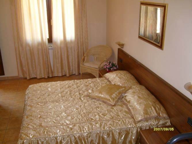 camera da letto matrimoniale con finestra