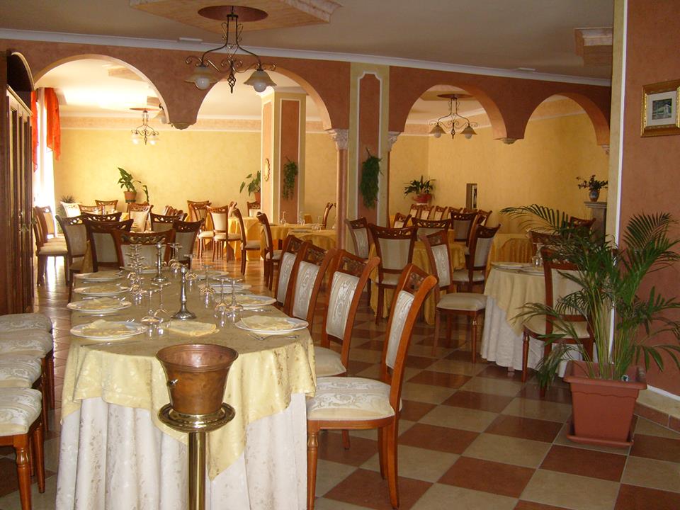 sala ristorante con tovaglie eleganti