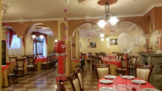 sala ristorante con palloncini