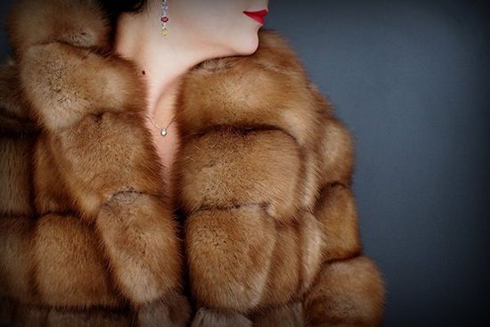 donna con pelliccia e rossetto