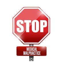 Segnale di stop rosso con la scritta “STOP” sopra un cartello più piccolo con la scritta “MALPRACTICE MEDICA”