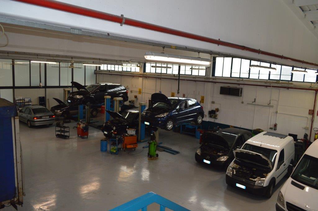 auto in riparazione