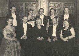 Geschichte - Christa und Helmut Seifert beim Abschlussball zwischen ihren Kursteilnehmern