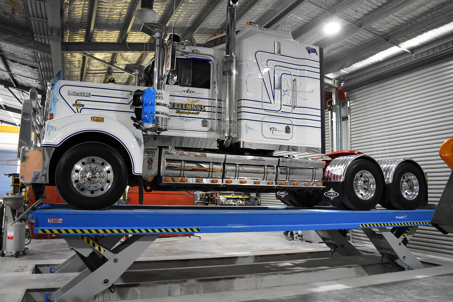 Hydraulic repairs on truck lift in Ballarat