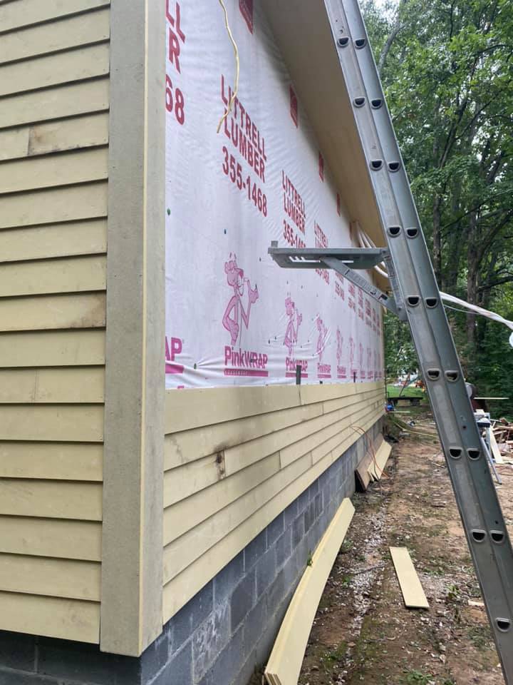 A ladder is sitting on the side of a building.