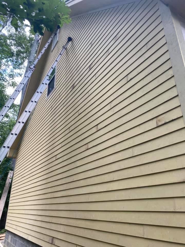 A ladder is sitting on the side of a house.