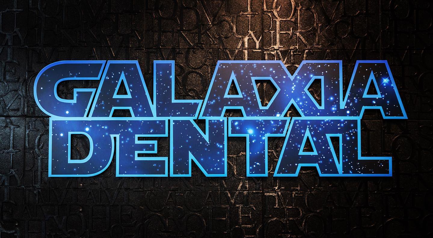 A sign that says galaxia dental on it