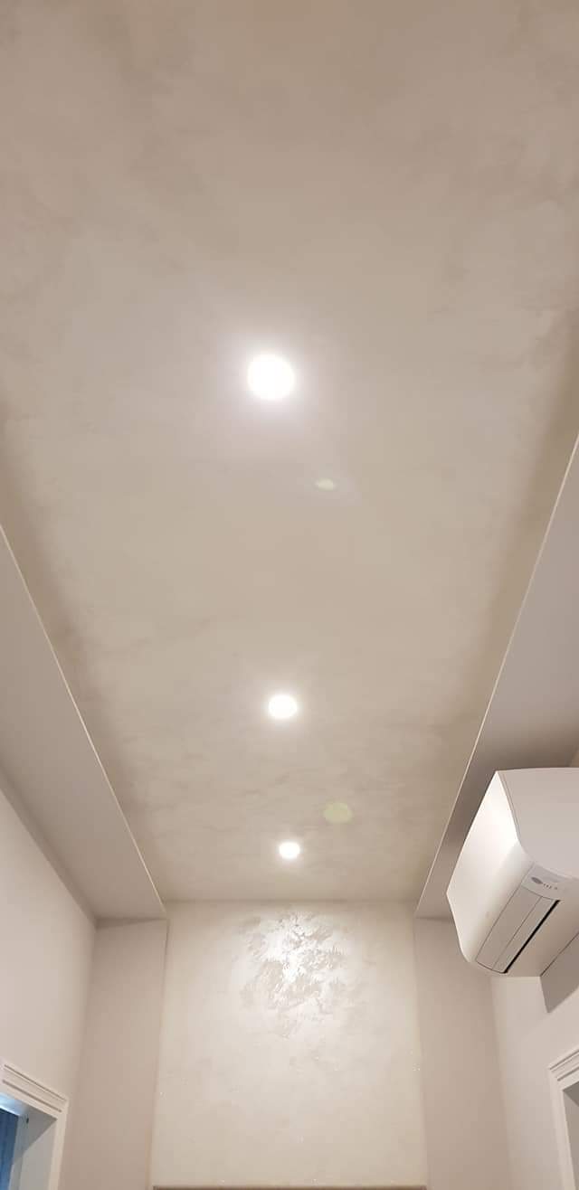 Soffitto in cartongesso con luci da incasso.