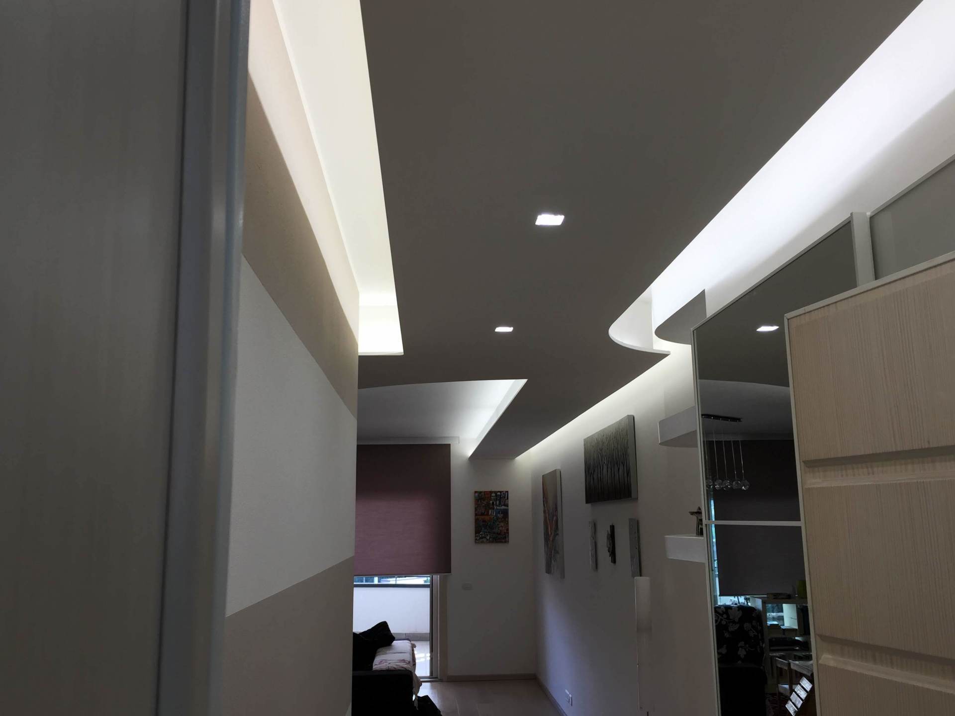 Corridoio con illuminazione a incasso nel controsoffitto.