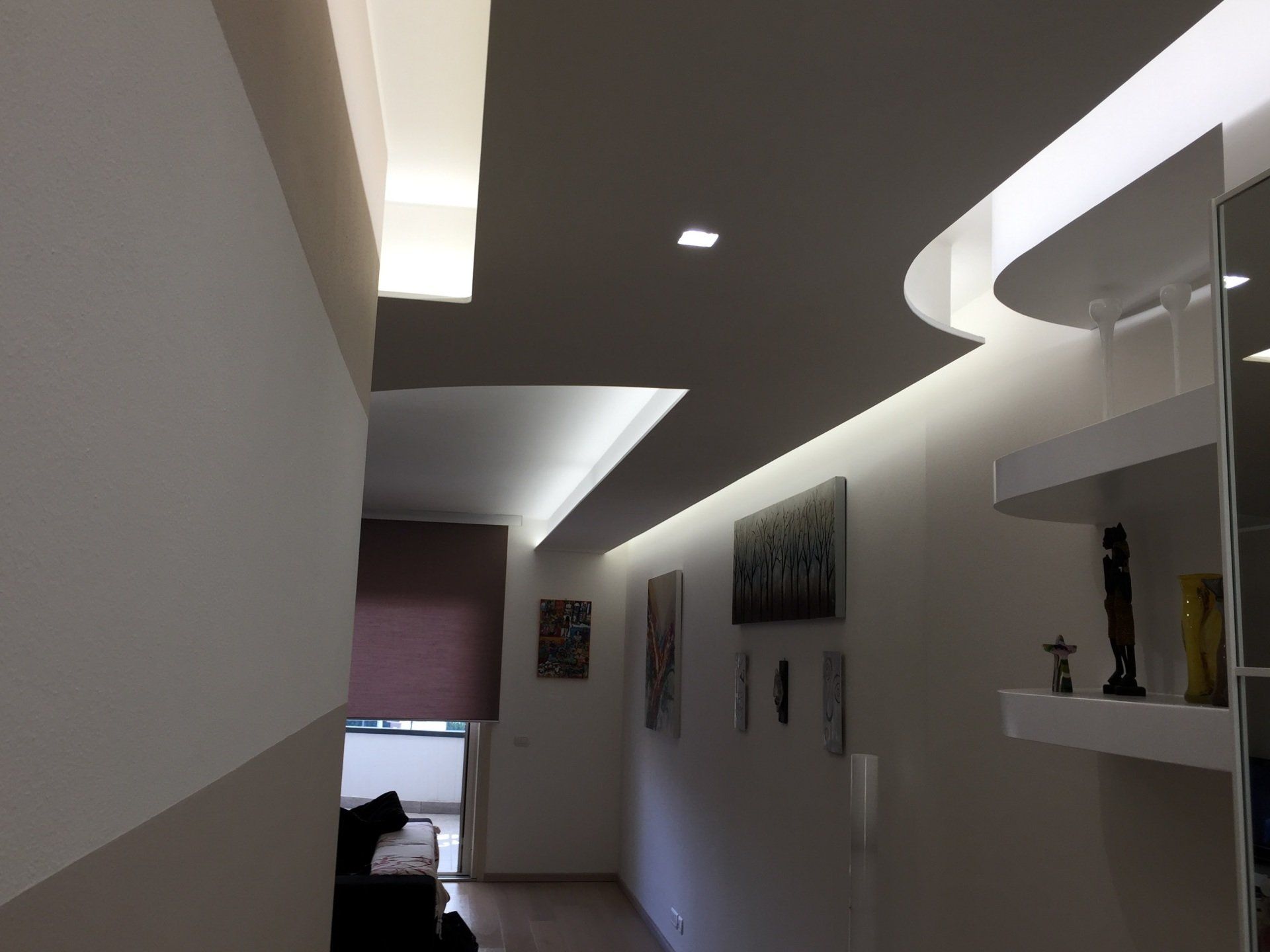 Corridoio con illuminazione da incasso.