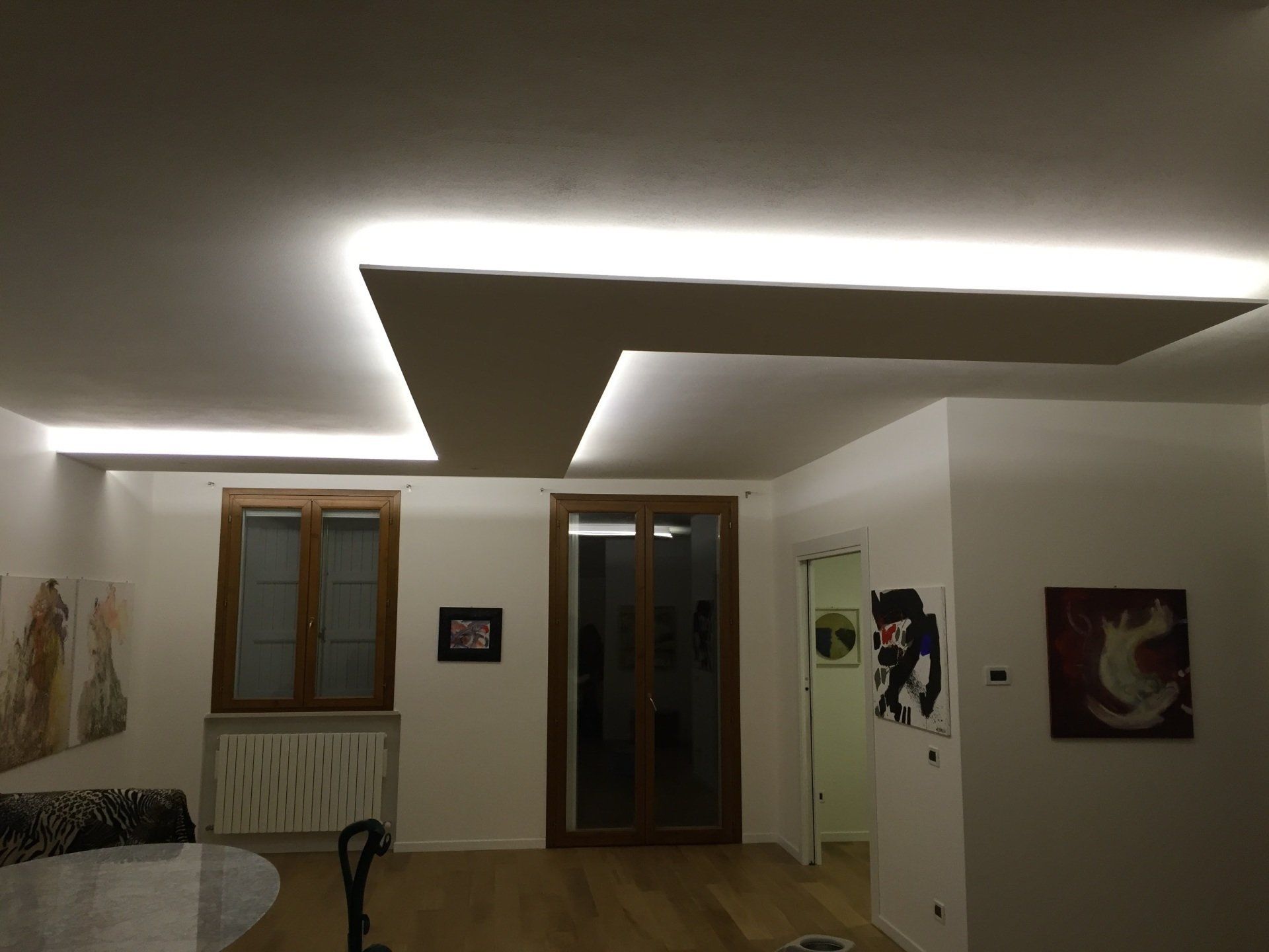 Interni moderni con luci da incasso nel soffitto.