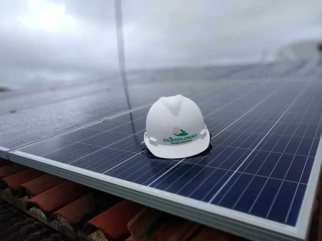 Sistema realizado no bairro, Jardim Atlântico, Olinda-PE. Composto por 12 módulos Solar Fotovoltaico de potência 330 W e 03 Micro inversores APSystems-QS1. Com Plataforma para monitoramento Online.