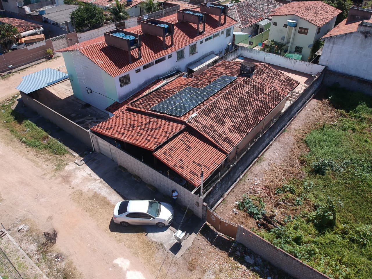 Sistema instalado no bairro do Janga, Paulista-PE. Composto por 16 módulos Solar Fotovoltaico de potência 365Wp e Micro inversor APSystems. Com plataforma para monitoramento Online nivel módulo a módulo.