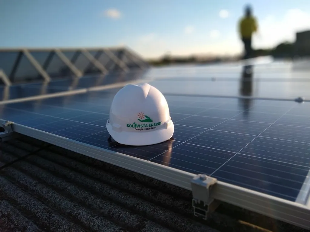 Sistema realizado no bairro Pau Amarelo, Paulista-PE. Composto por 20 módulos Solar Fotovoltaico de potência 330 W e 05 Micro inversores APSystems-YC1000. Com Plataforma para monitoramento Online.