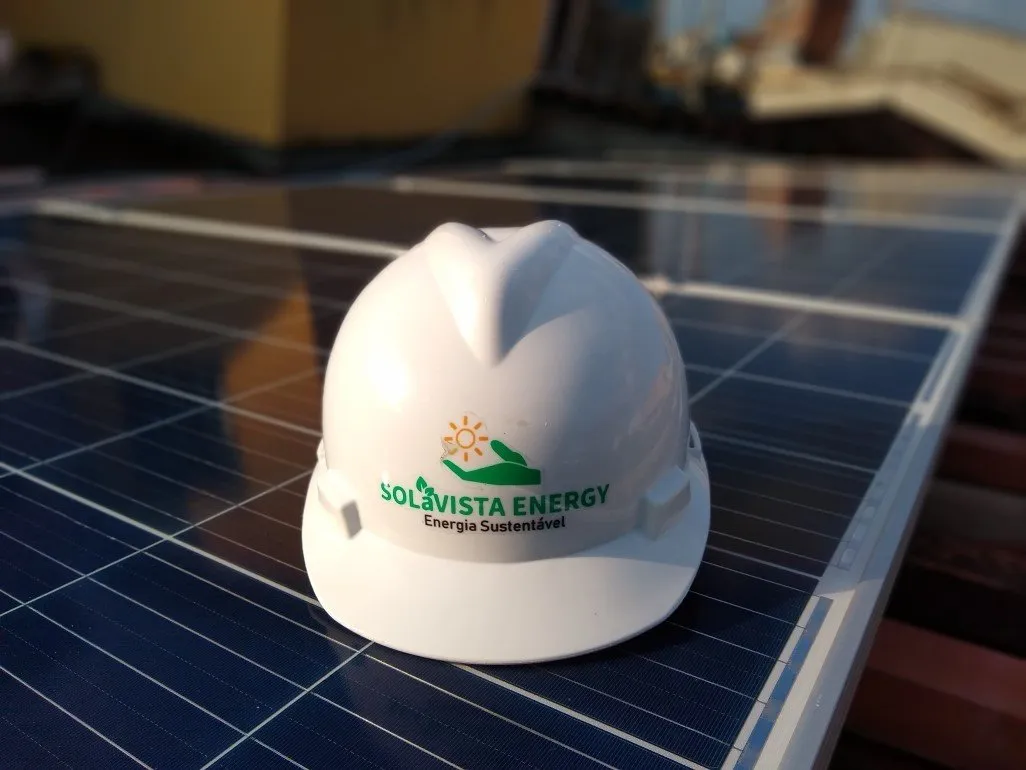 Sistema realizado no município de Bezerros-PE. Composto por 06 módulos Solar Fotovoltaico de potência 330 W e 03 Micro inversores APSystems-YC600. Com Plataforma para monitoramento Online.