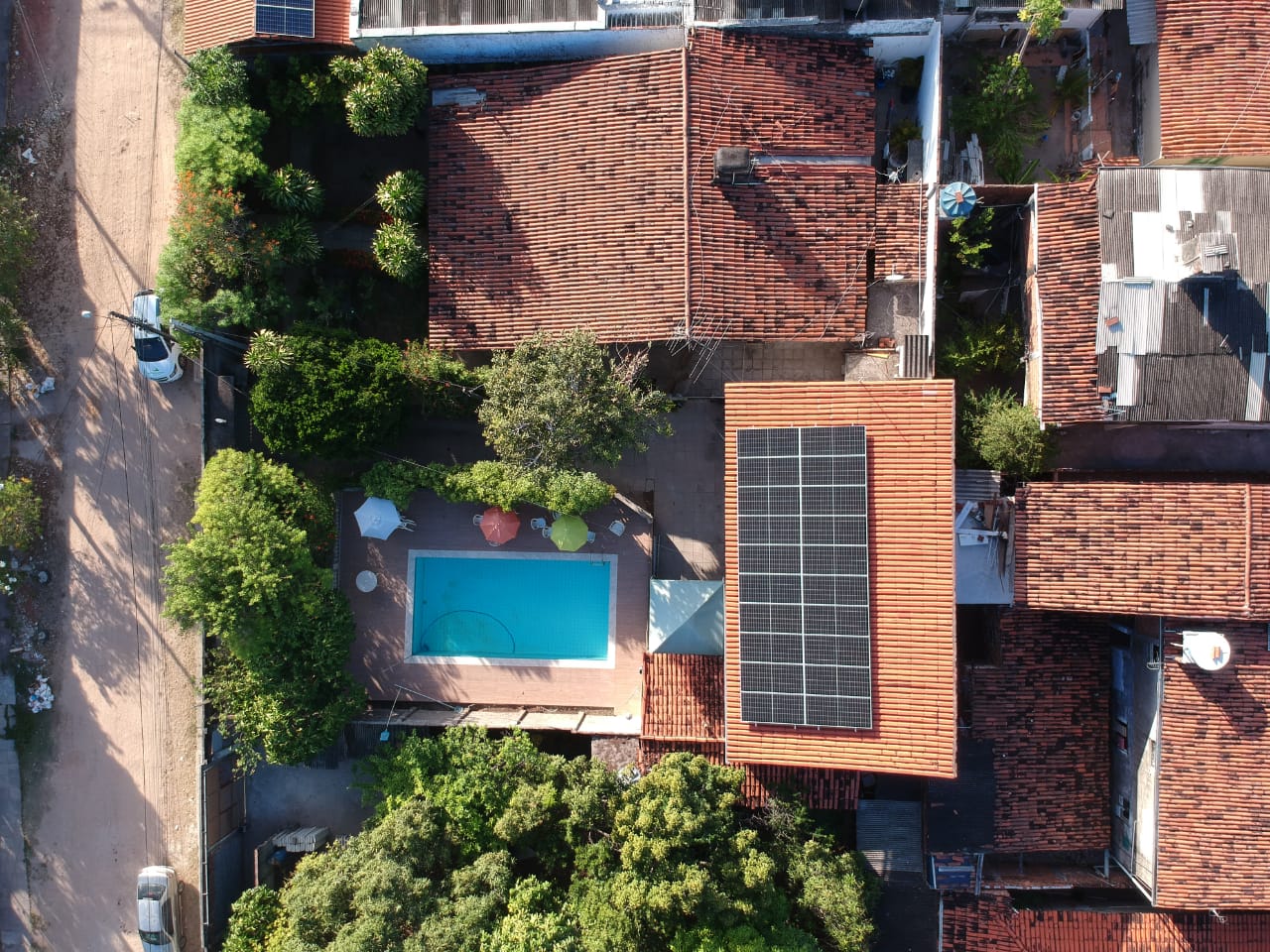 Sistema instalado no bairro do Janga - PE. Composto por 20 módulos Solar Fotovoltaico de potência 435W e 05 Micro inversor APSystems QS1. Com plataforma para monitoramento Online nivel módulo a módulo.